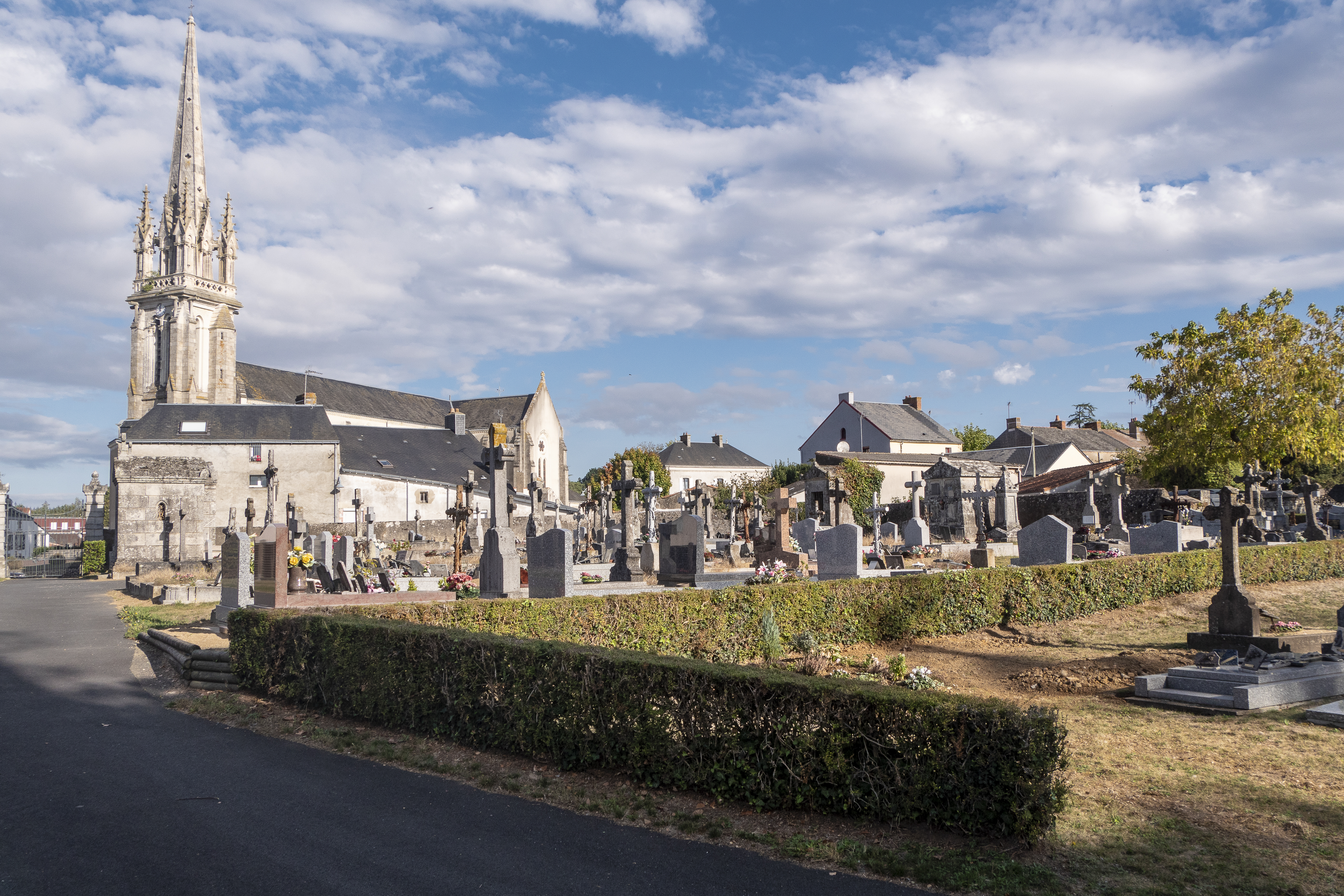 Vue cimetière historique, près de l'Eglise, rue des Alouettes